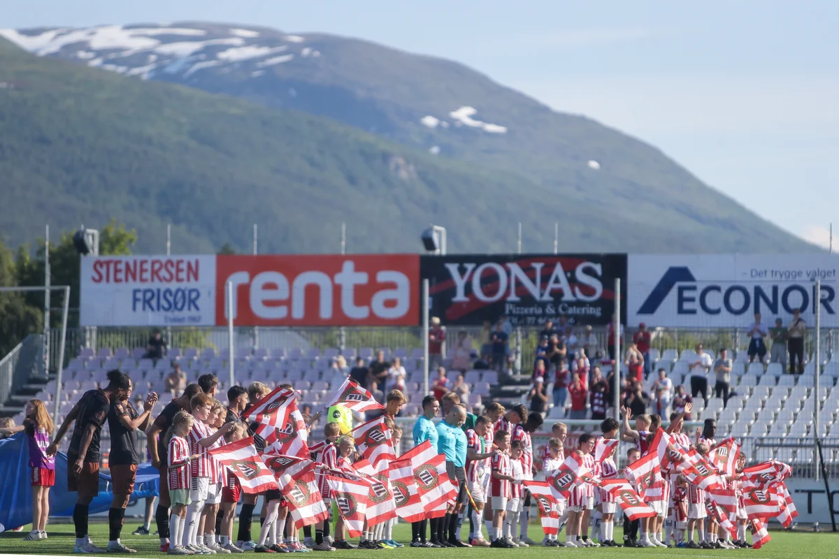 Fjellet. Tribunen under fjellet.