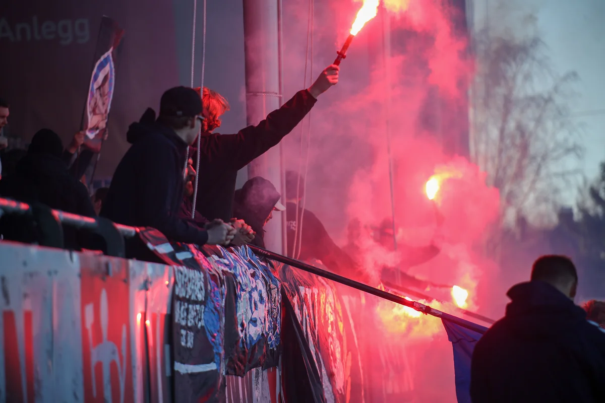 Stemning. Bluss på tribunen.