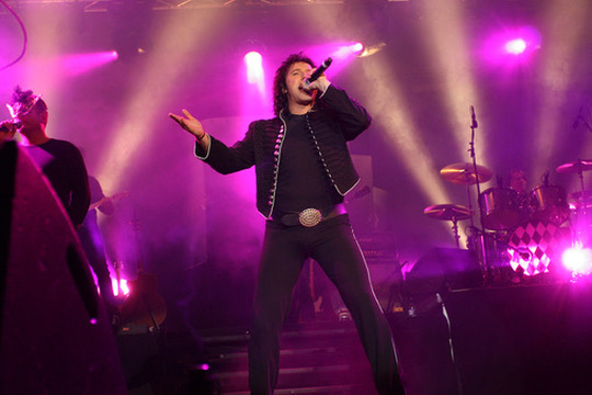 Frontmann synger i rosa scenelys