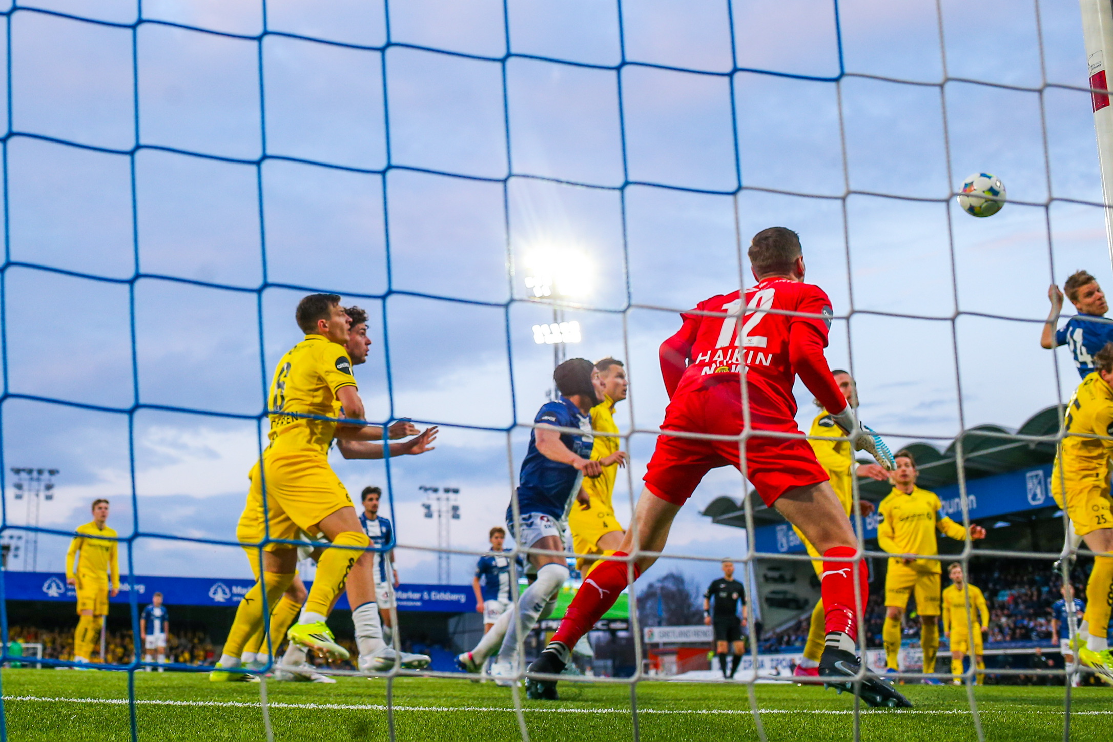 Målsituasjon fotografert gjennom fotballnettet
