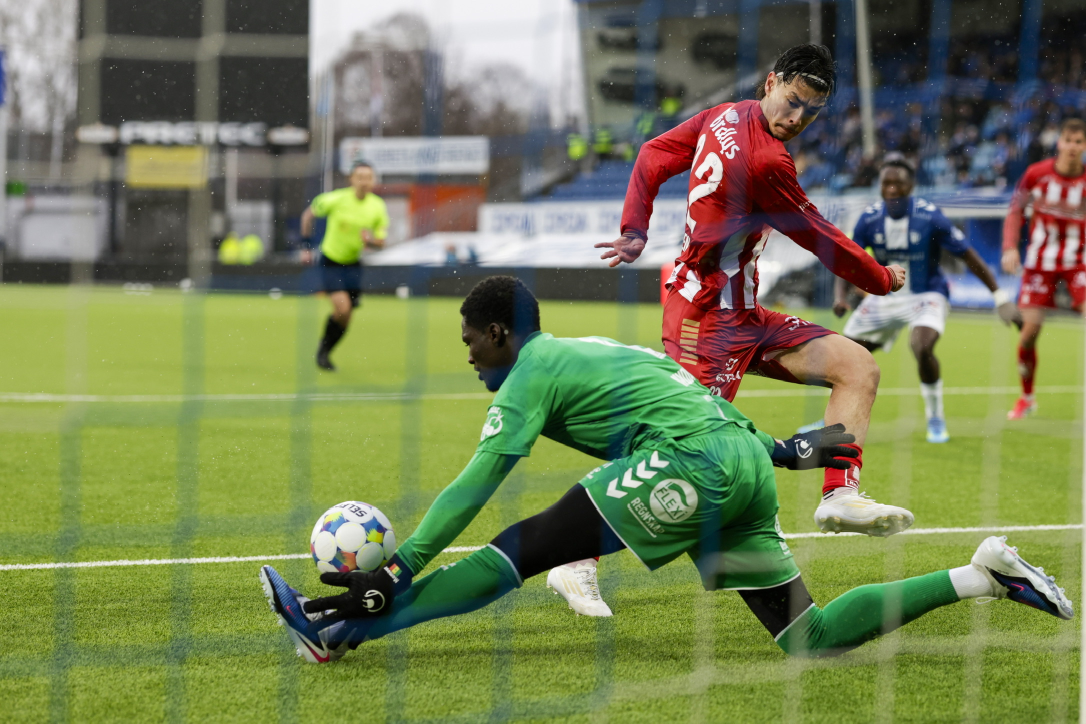Keeper kaster seg etter ballen i fotballkamp