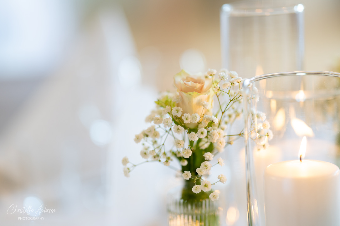 Bryllupsbord med blomster, glass og levende lys